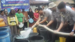 Dirlantas Polda Gorontalo menyalurkan bantuan distibusi air guna menanggulangi krisis air bersih.di Desa Bakti, Kecamatan Pulubala, Kabupaten Gorontalo